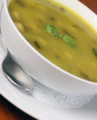 Сливочный суп из курицы со шпинатом, сельдереем и зеленым горошком