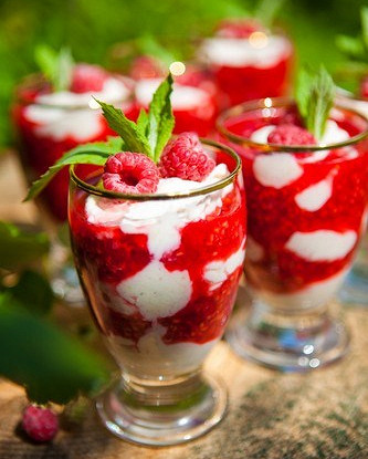 Десерт из малины с меренгами и ягодным пюре