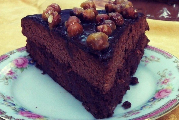 Бисквитный шоколадный торт с карамелизованным фундуком