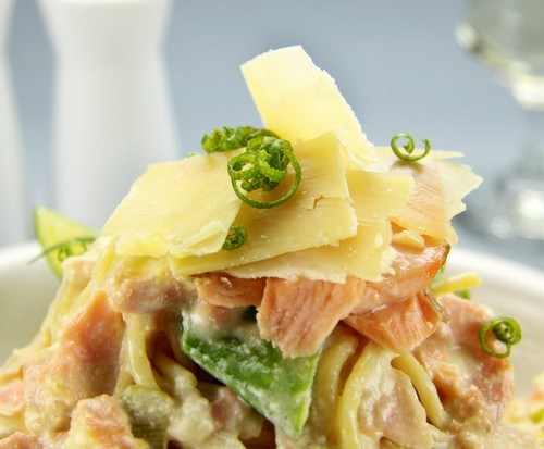 Салат из копченого лосося с мягким сыром, укропом и лимонным соусом