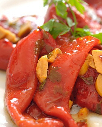 Салат из разноцветных перцев с базиликом на гриле