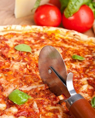 Пицца с бараниной и помидорами