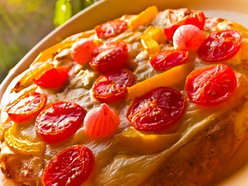 Пирог с помидорами, творожным сыром и базиликом