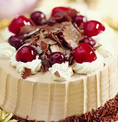 Шоколадный торт со сливками и черешней