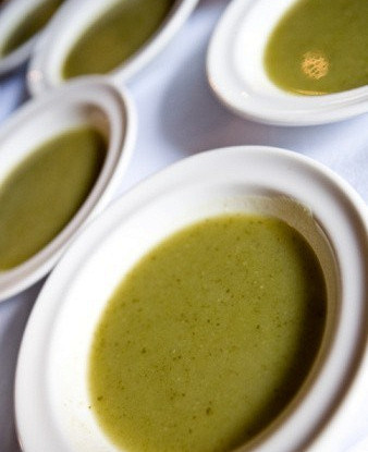 Зеленый крем-суп из водяного кресса с оливковым маслом