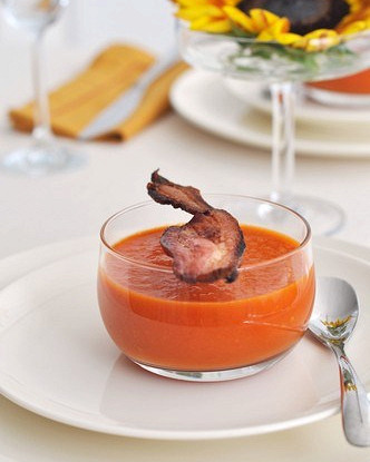Крем-суп из запеченных томатов с хрустящим беконом