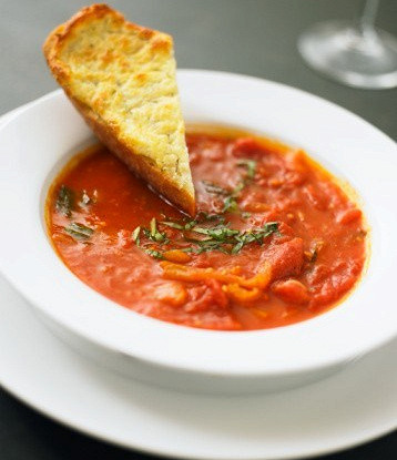 Охлажденный томатный суп с печеными красными перцами и сливками