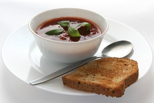 Суп-пюре из артишоков и фасоли с теплым хлебом с фетой, черри и базиликом
