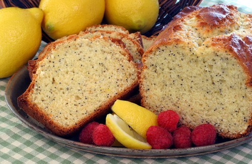Лимонный пирог с маком и малиновым соусом