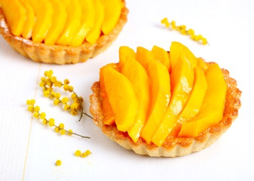Пирожные с манго, папайей и кремом из лайма и маскарпоне