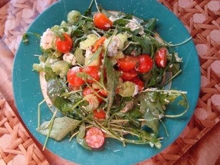 Салат с креветками, овощами и брынзой