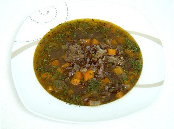 Суп из красного риса с говядиной