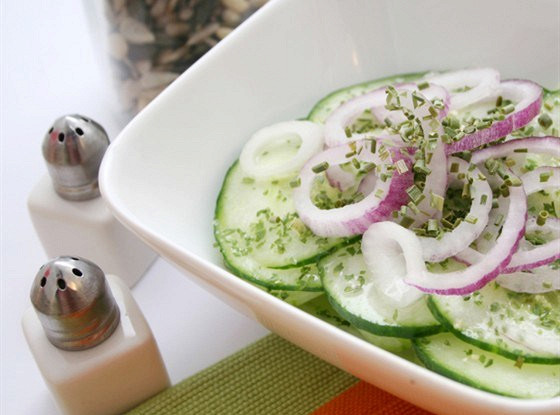 Огуречный салат с красным луком, укропом и сметаной по-гречески
