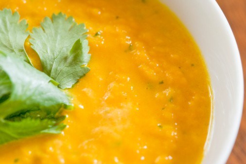Быстрый морковный суп-пюре с кориандром