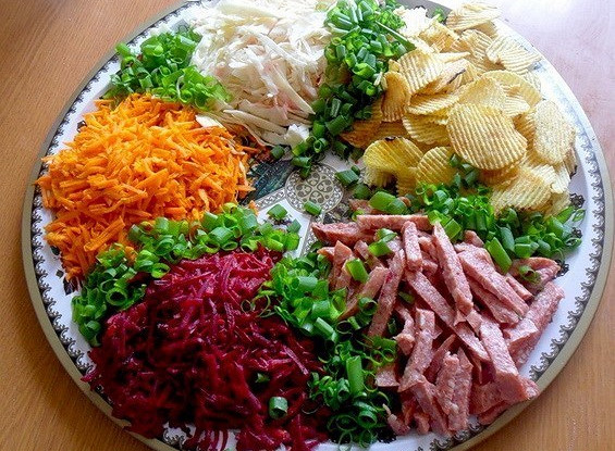 Овощной салат с копченой колбаской