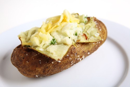 Печеный картофель с начинкой из брокколи, сыра и бекона