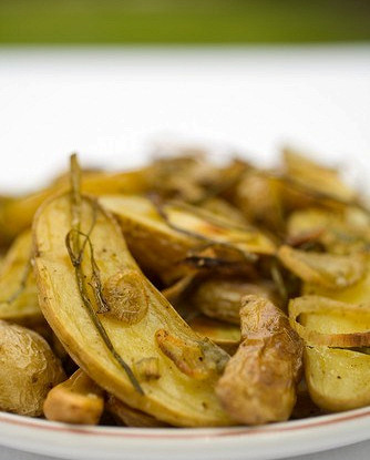 Золотистый картофель на утином жире с чесноком и тимьяном