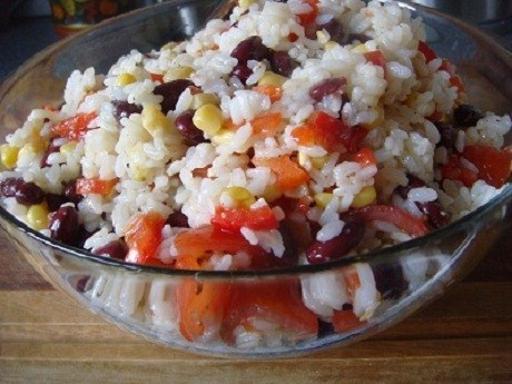 Салат из риса, красной фасоли, кукурузы и помидоров черри