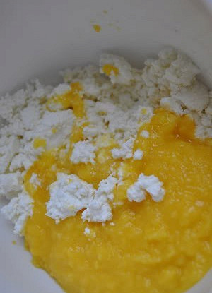 Творожный завтрак с манго и апельсином