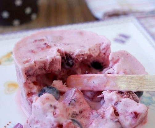 Замороженный десерт с натуральным йогуртом и ягодами