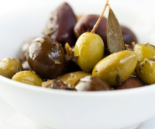 Ароматные оливки и маслины с травами