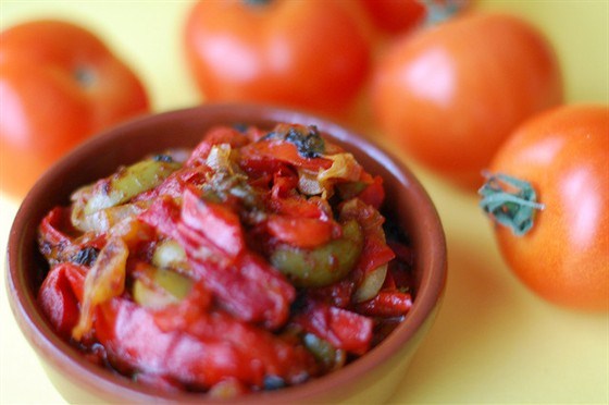 Салат из жареных на гриле перцев, маслин и вяленых томатов
