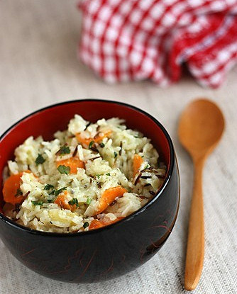 Теплый салат из дикого риса, кураги и фисташек