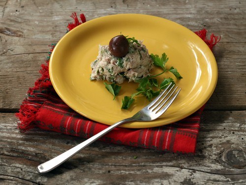 Салат с консервированным лососем, оливками и каперсами
