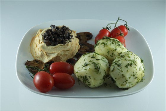 Обед из картофеля с грибами и овощными рулетами