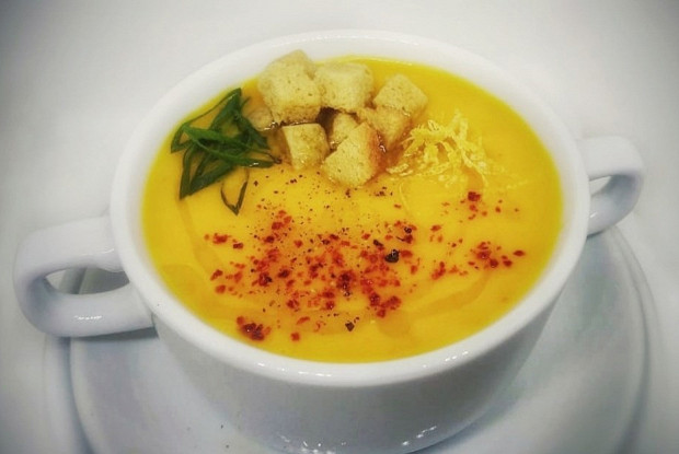 Согревающий тыквенный суп с имбирем, цедрой лимона и красным перцем
