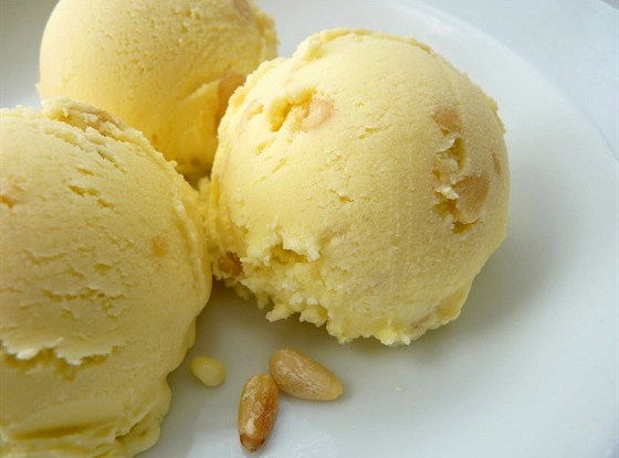 Лавандовое мороженое с медовыми кедровыми орешками