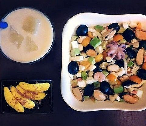 Десертный салат из морепродуктов, авокадо и физалиса