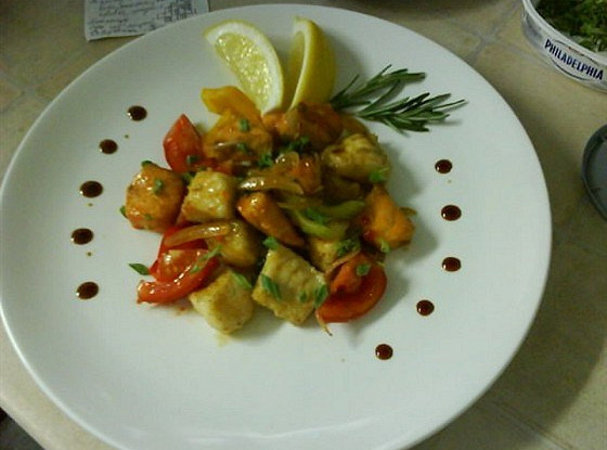 Филе жареного лосося и судака с овощами под пикантным соусом