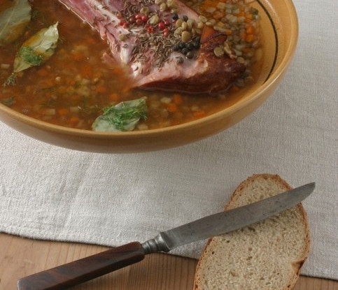 Чечевичный суп со свининой и сыром с плесенью
