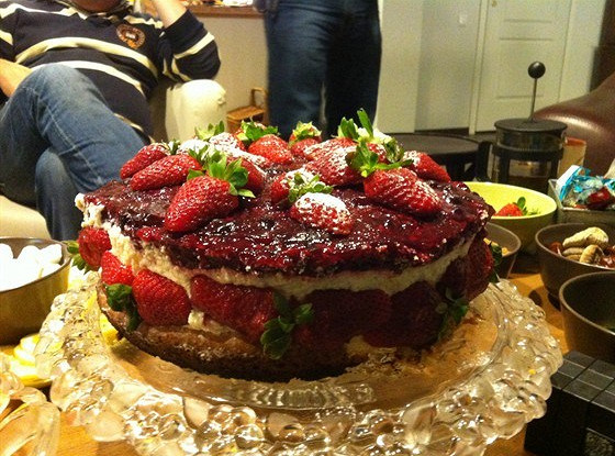 Торт с ягодным желе и лимонным кремом