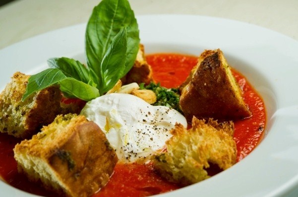 Томатный крем-суп с тосканскими гренками и яйцом пашот