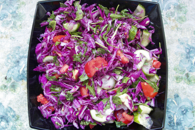 Овощной салат с краснокочанной капустой