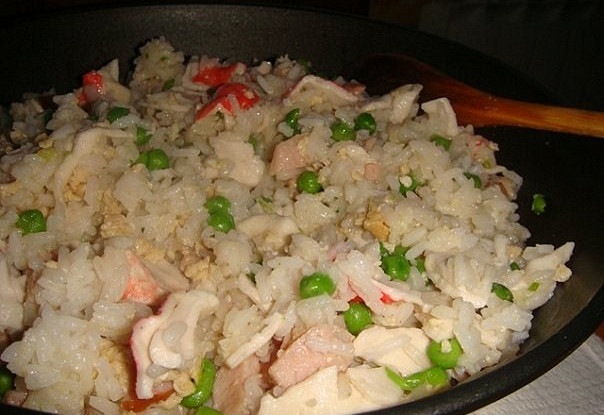 Жареный рис по-шанхайски с крабовым мясом