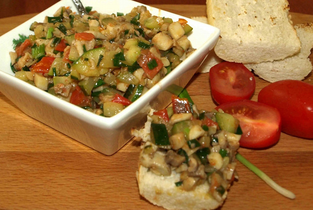Теплый салат из цукини, грибов, помидор черри, зеленого лука