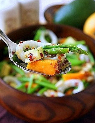 Салат из кальмаров с манго, спаржей и авокадо