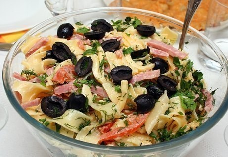 Итальянский салат с сыром и макаронами