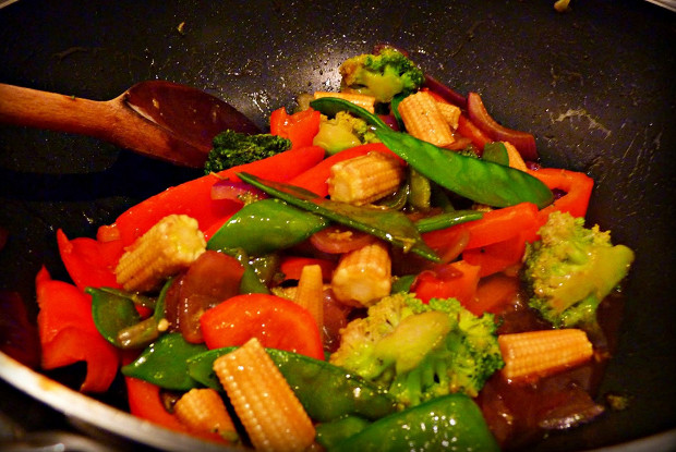 Быстрое овощное рагу с базиликом и чили