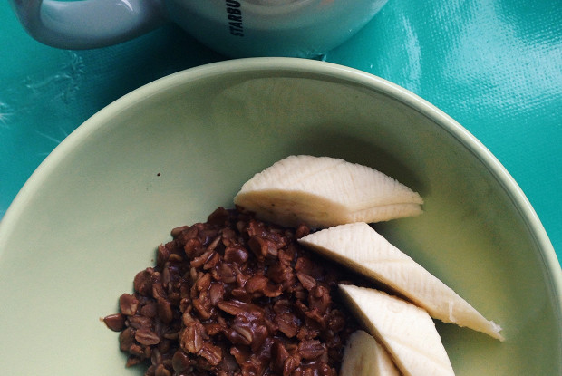 Овсяная каша на воде с какао, бананом и малиновым вареньем
