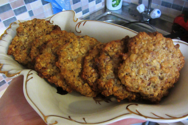 Традиционное овсяное печенье с изюмом и арахисом