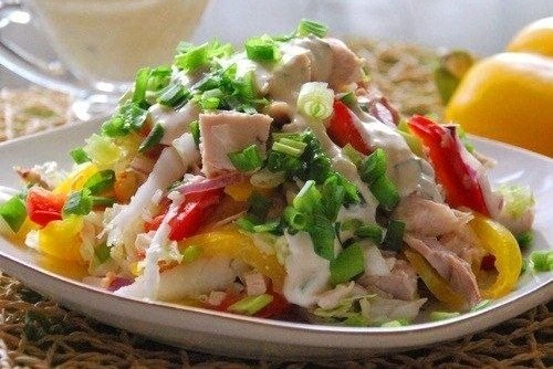 Разноцветный куриный салат с перцами и капустой