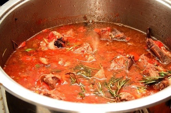 Говядина по-итальянски в томатном соусе
