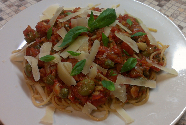 Спагетти а-ля путанеска с томатами и анчоусами