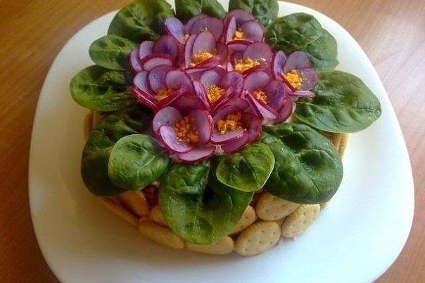 Слоеный салат с копченым окороком, огурцами и черносливом