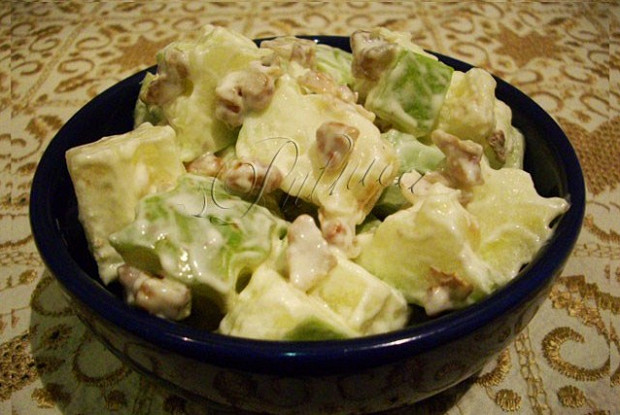 Вальдорфский салат с яблоками и орехами