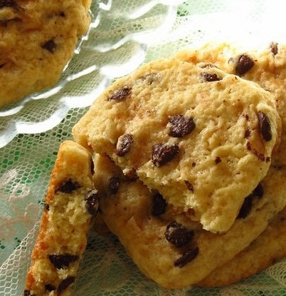 Печенье с кусочками шоколада и сахара